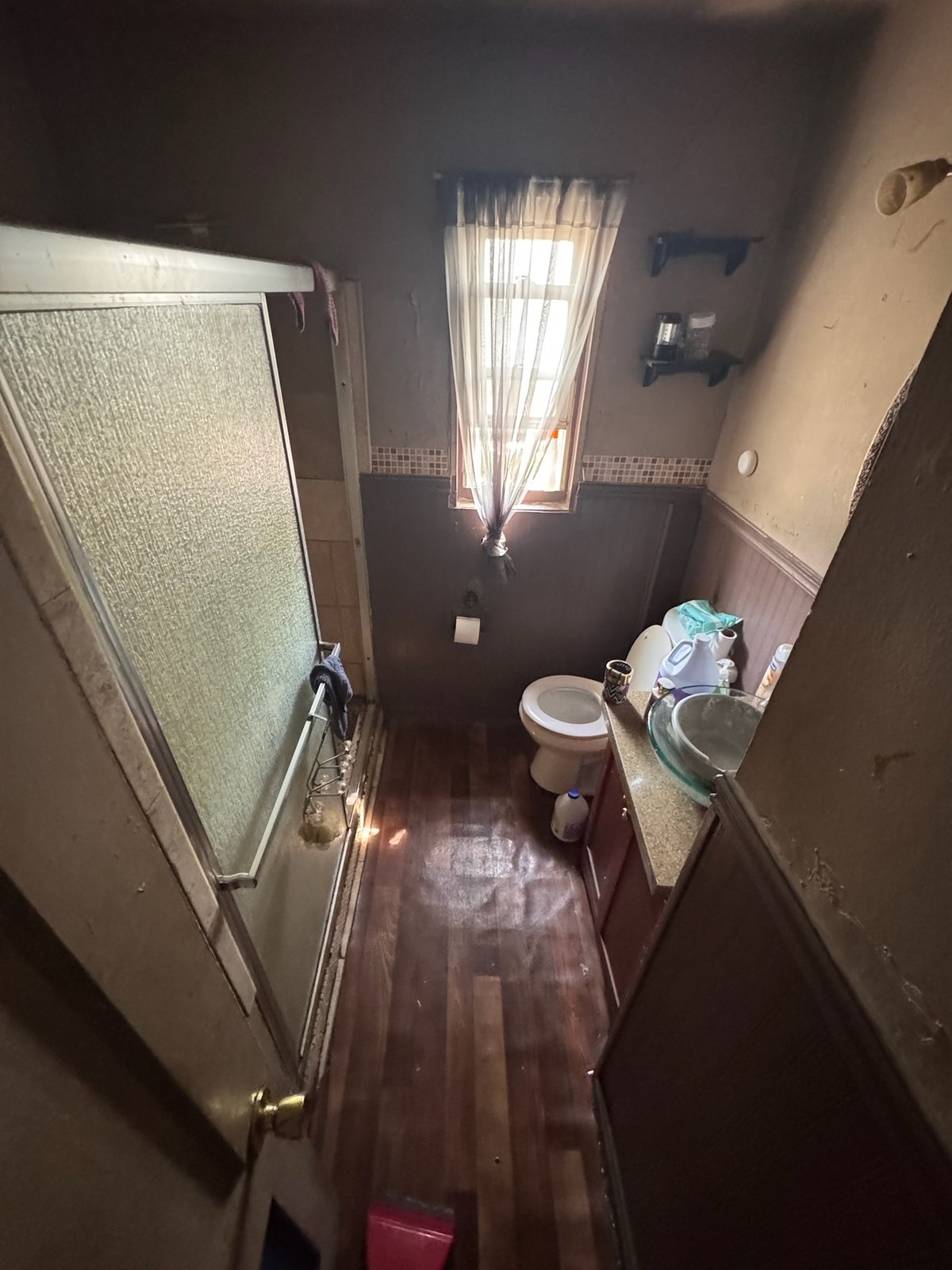 Dated bathroom before KAM Construction renovation